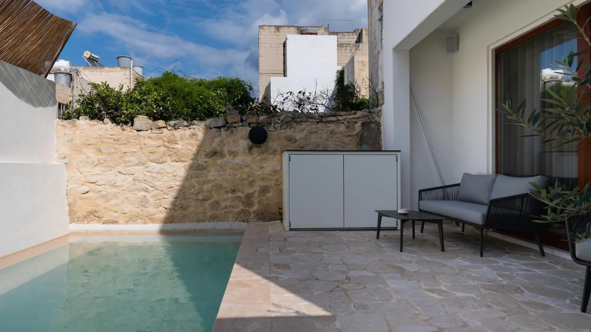 Holiday home Elegant Retreat With Private Pool & Parking
