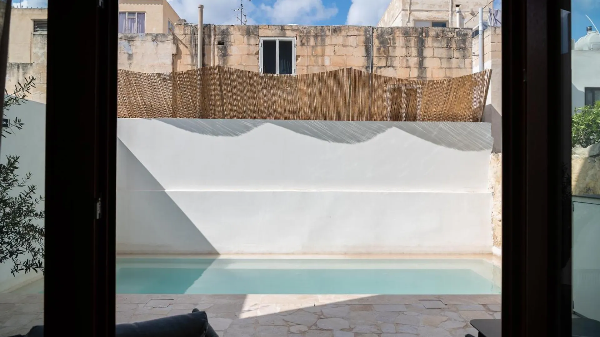Elegant Retreat With Private Pool & Parking Holiday home